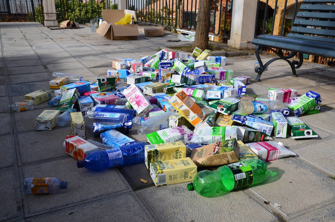 El Aula Ambiental del Ayuntamiento de Huétor Vega organiza un taller de decoraciones navideñas con materiales reciclados.