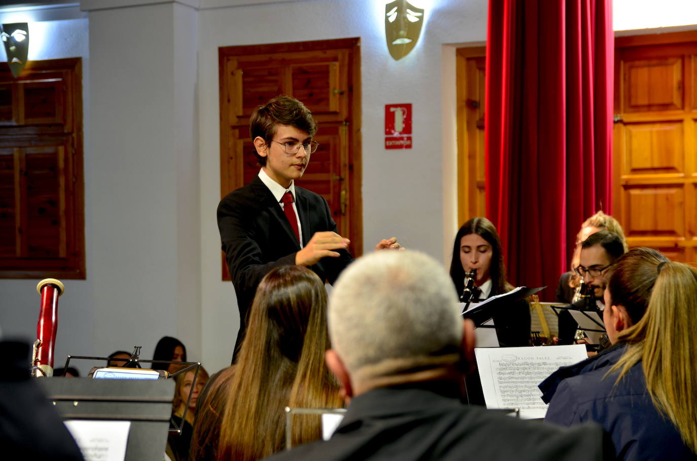 El joven Jorge Jiménez de Baldomero, dirigiendo hoy a la Banda de Música de Huétor Vega.