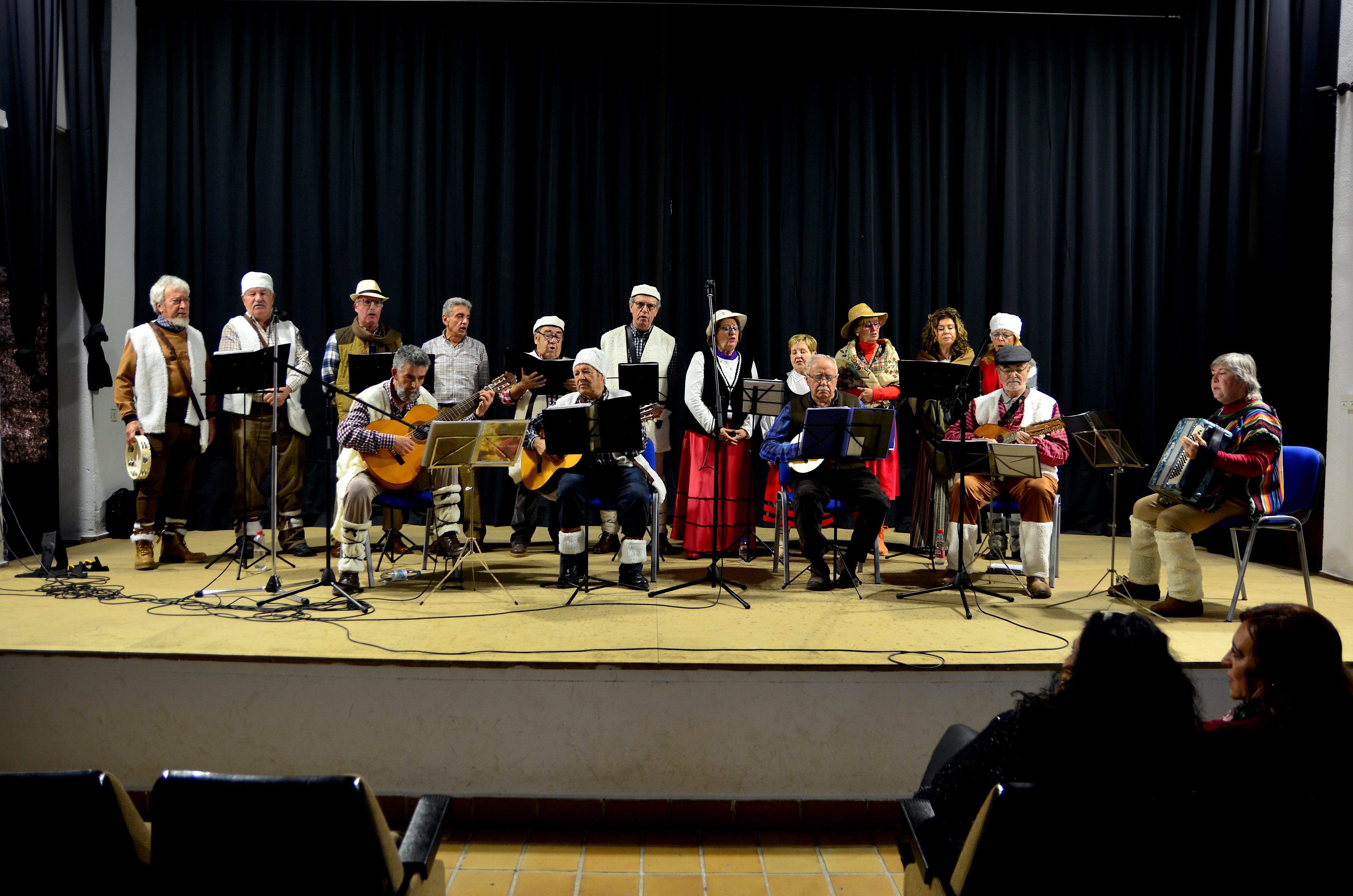 El tradicional Certamen de Villancicos organizado por la Rondalla San Roque en Huétor Vega.