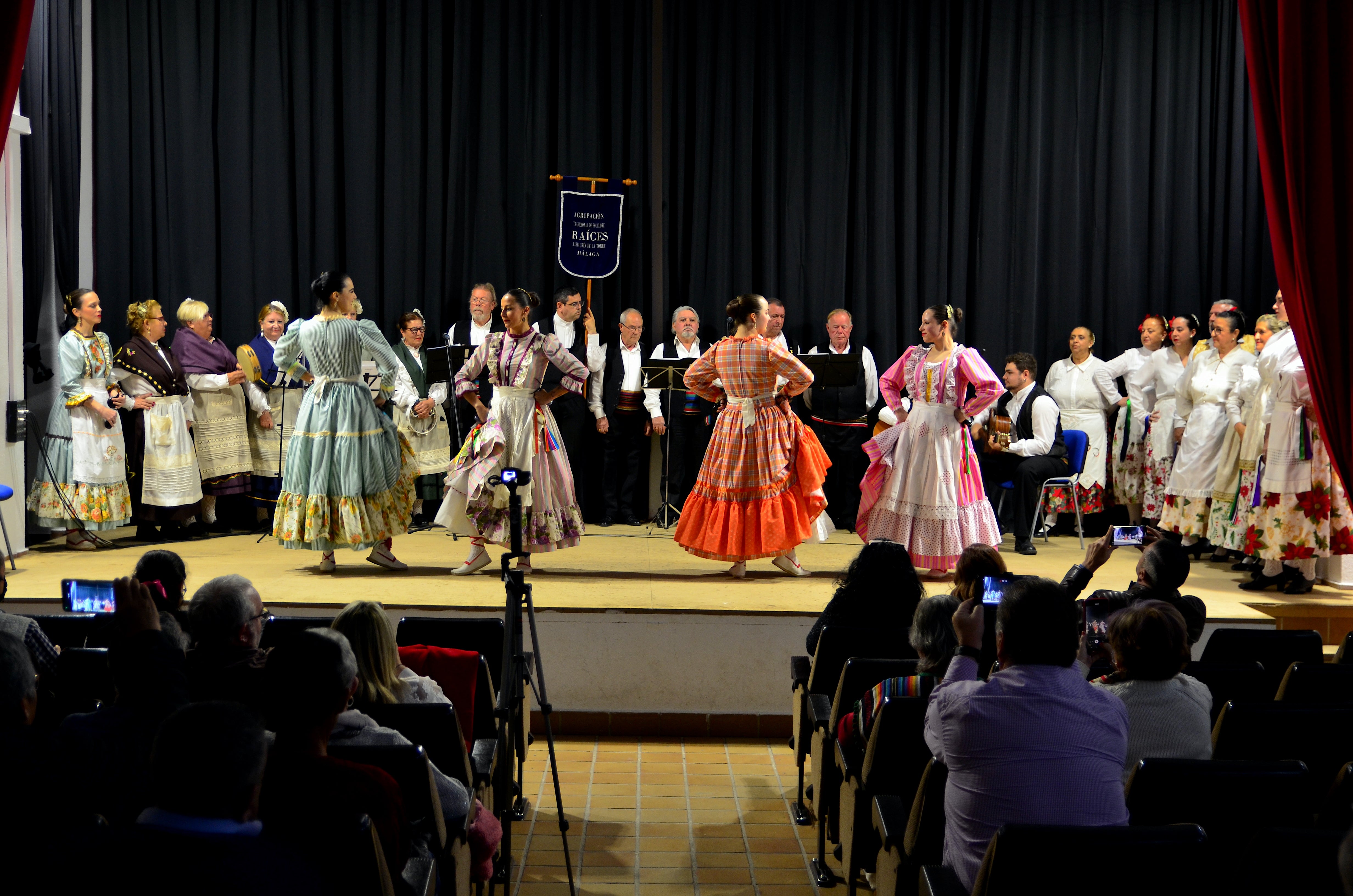 El tradicional Certamen de Villancicos organizado por la Rondalla San Roque en Huétor Vega.
