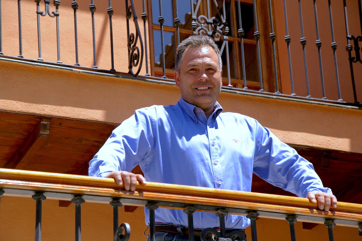 En la puerta del Ayuntamiento de Huétor Vega, en 2017.