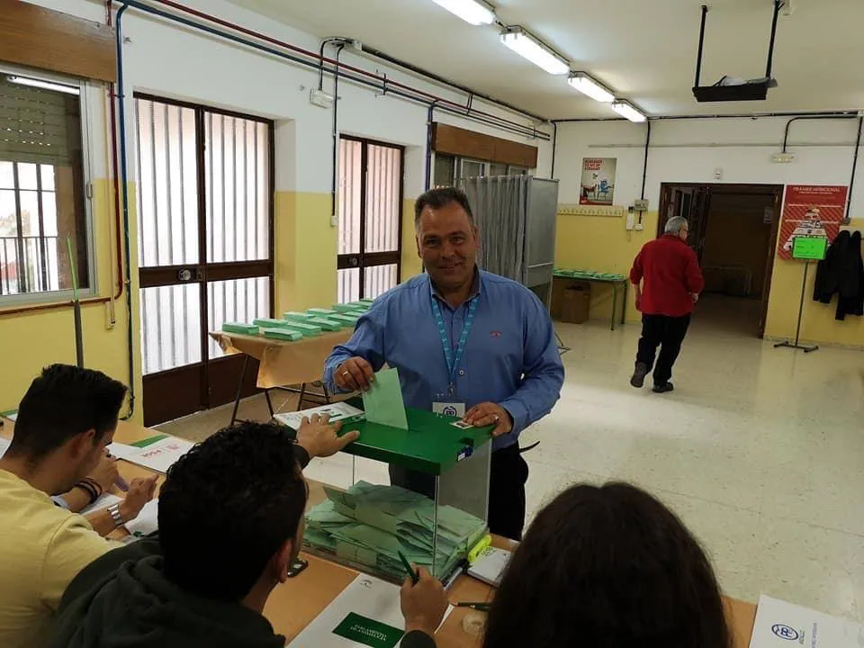 Votando en un colegio electoral en Huétor Vega.