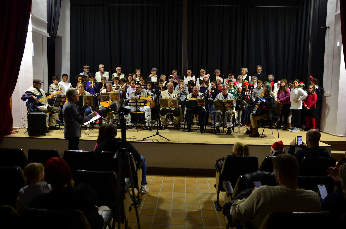 Tarde mágica en Huétor Vega: la Rondalla, escolares y la Banda de Música cantan villancicos