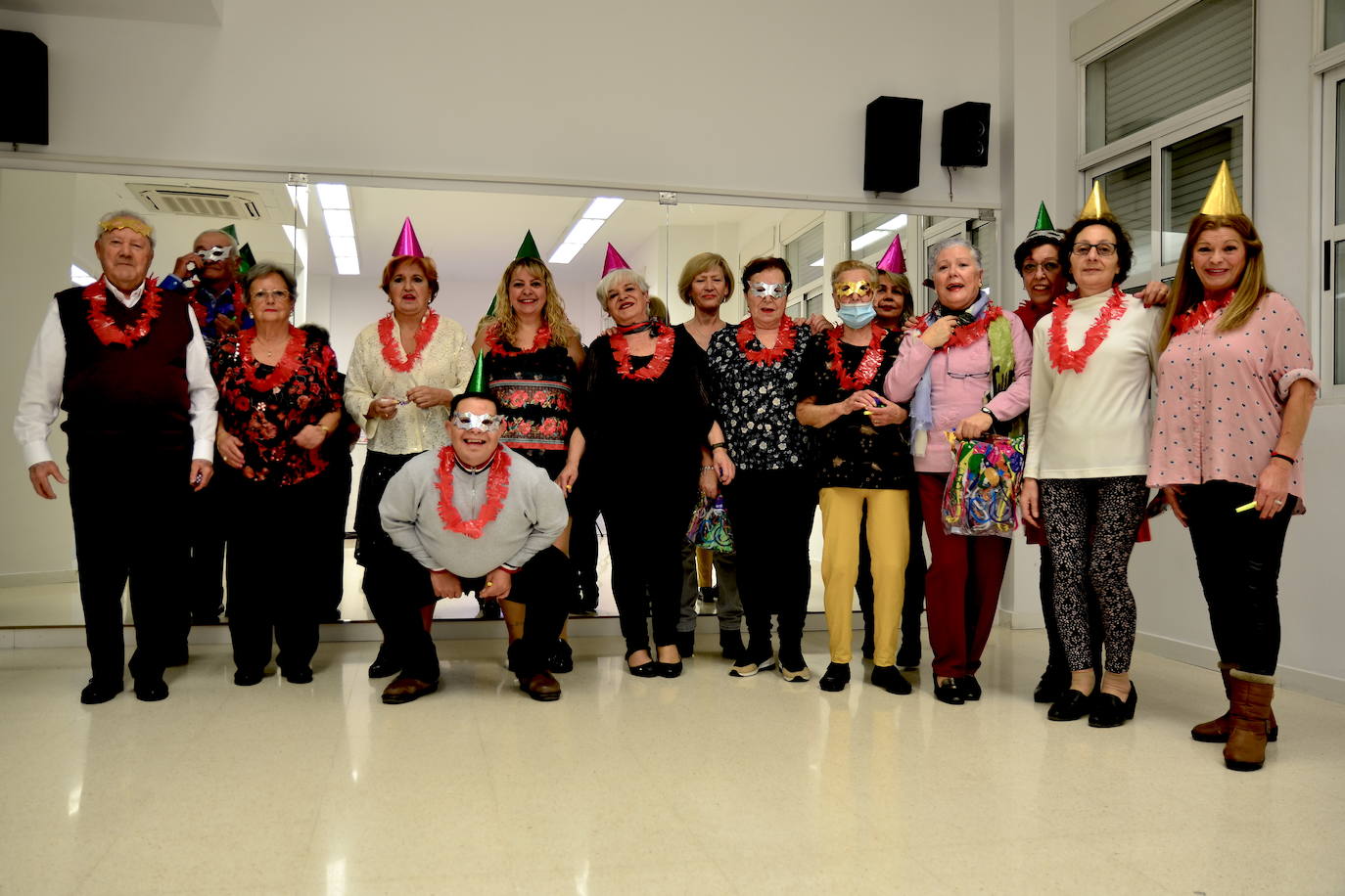 Nochevieja adelantada, con sesión de baile, de los mayores de Huétor Vega en el Hogar del Pensionista.