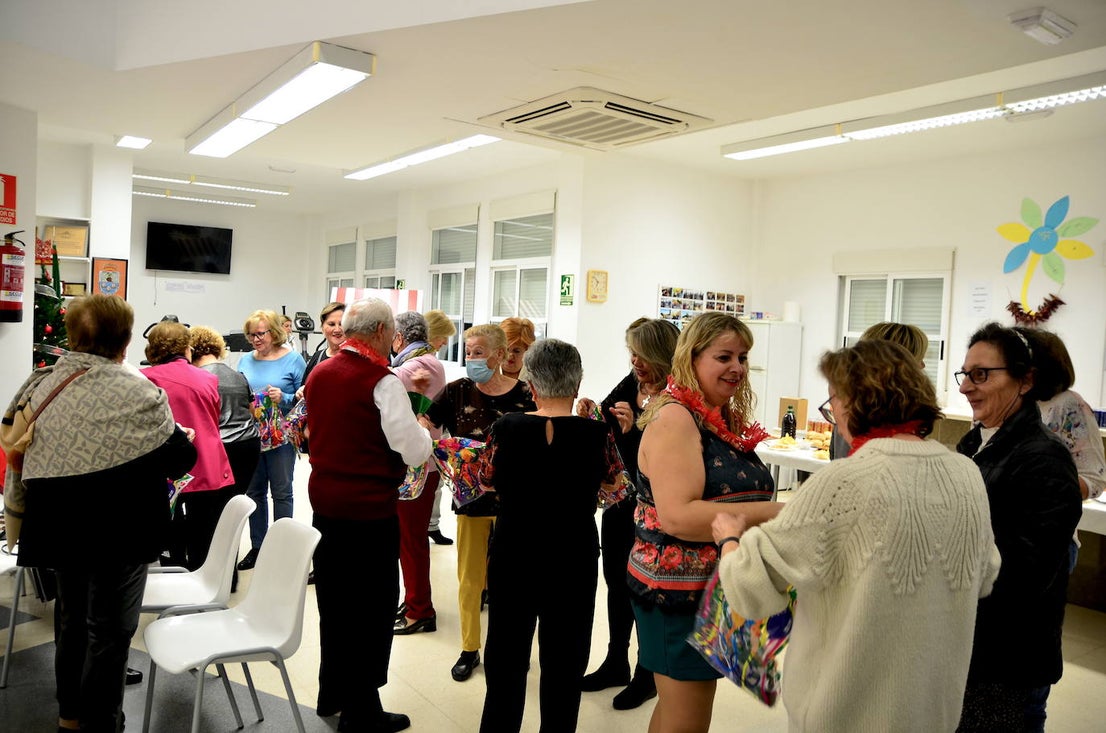Nochevieja adelantada, con sesión de baile, de los mayores de Huétor Vega en el Hogar del Pensionista.