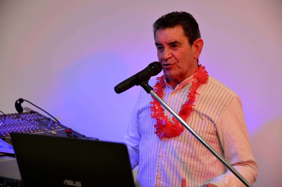 Nochevieja adelantada, con sesión de baile, de los mayores de Huétor Vega en el Hogar del Pensionista.
