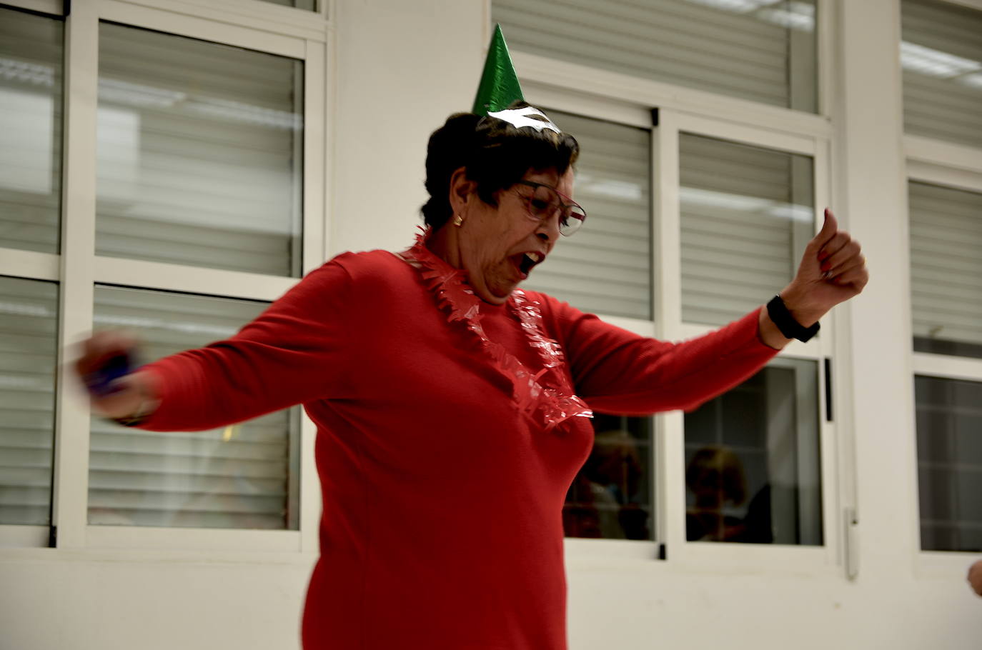 Nochevieja adelantada, con sesión de baile, de los mayores de Huétor Vega en el Hogar del Pensionista.