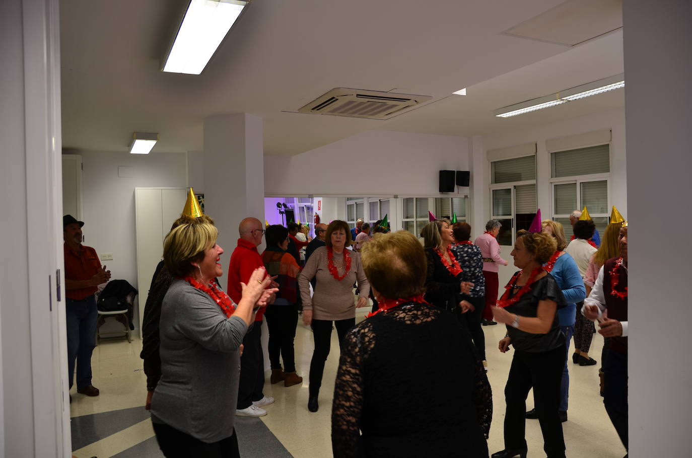 Nochevieja adelantada, con sesión de baile, de los mayores de Huétor Vega en el Hogar del Pensionista.