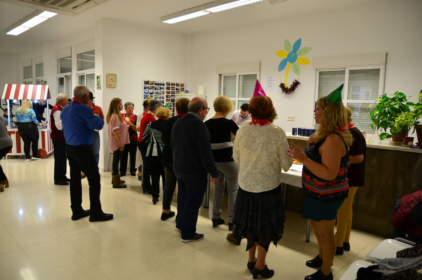 Nochevieja adelantada, con sesión de baile, de los mayores de Huétor Vega en el Hogar del Pensionista.