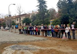 Concentración, con miembros de Podemos, IU y PSOE de Huétor Vega.