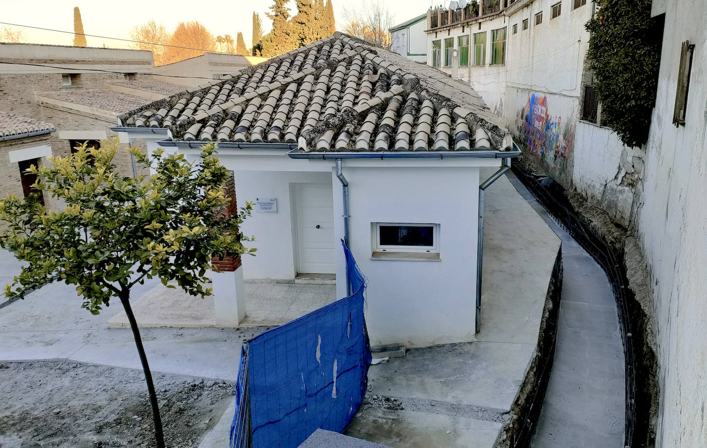 El primer tramo sobre el que se está actuando es el situado en el recinto de las antiguas escuelas.