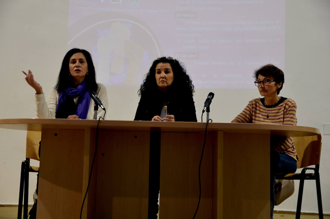 Imagen secundaria 1 - Lectura a cargo de Elena Duque, mesa redonda, y la intervención del jefe de estudios y el coordinador de igualdad del IES Los Neveros.