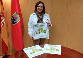 Elisa González Pedraza, concejala de Cultura y Turismo, muestra el cartel de la tercera edición.