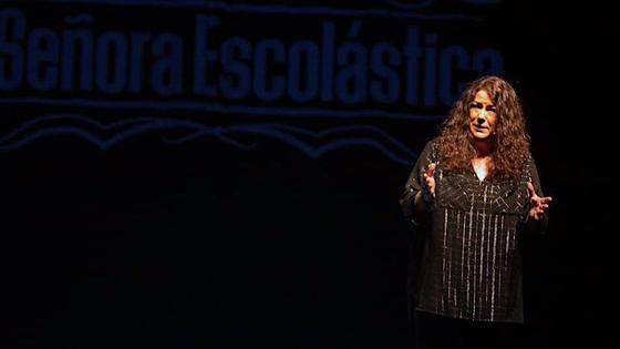 El humor de La Señora Escolástica llegará a Huétor Vega en abril
