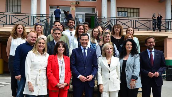 Juanma Moreno visita el CEIP Mariana Pineda de Huétor Vega