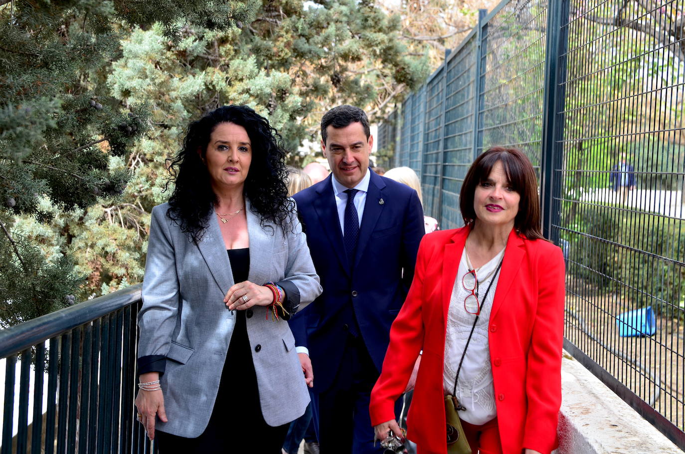 Juanma Moreno visita el CEIP Mariana Pineda de Huétor Vega