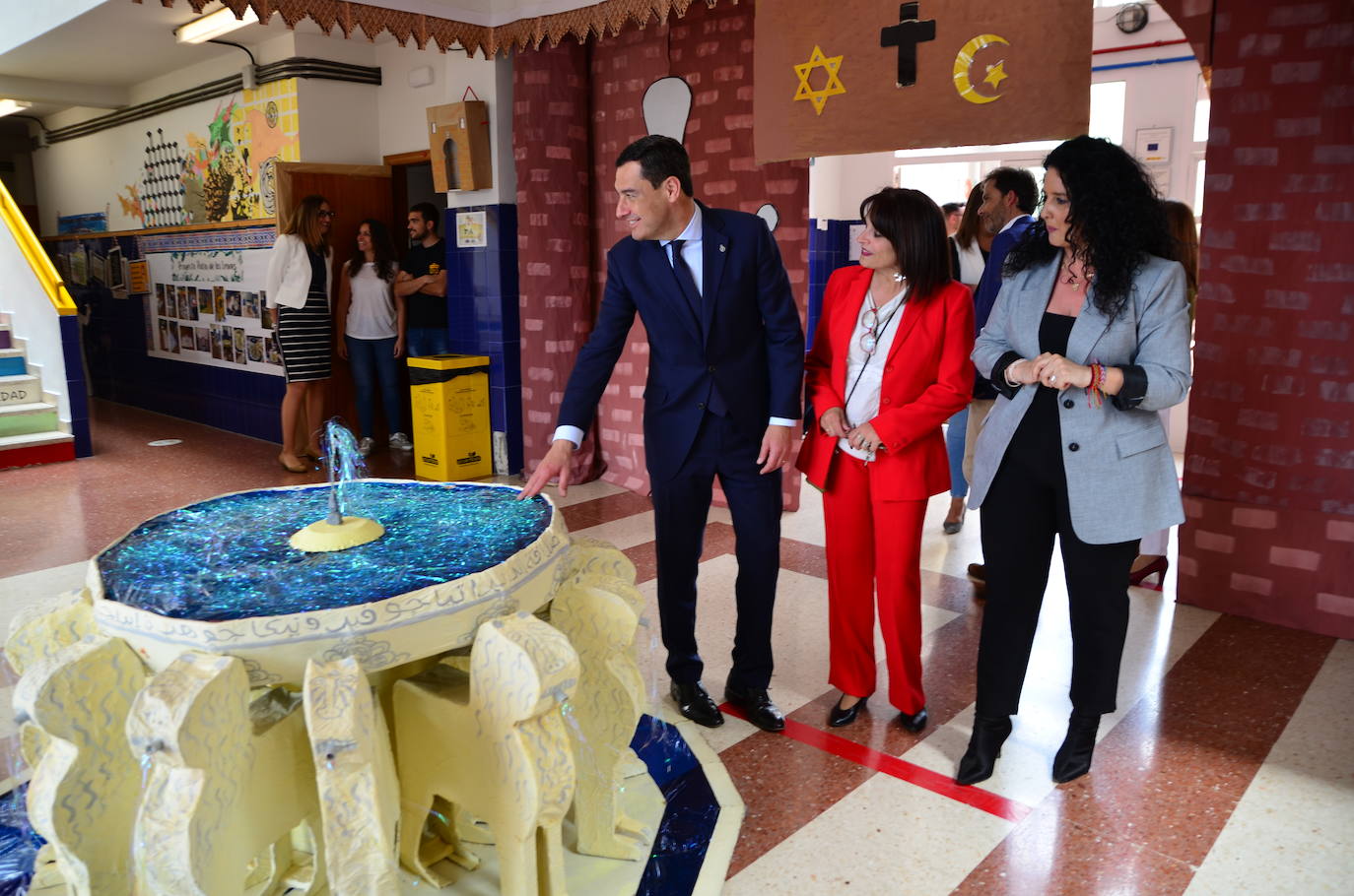 Juanma Moreno visita el CEIP Mariana Pineda de Huétor Vega