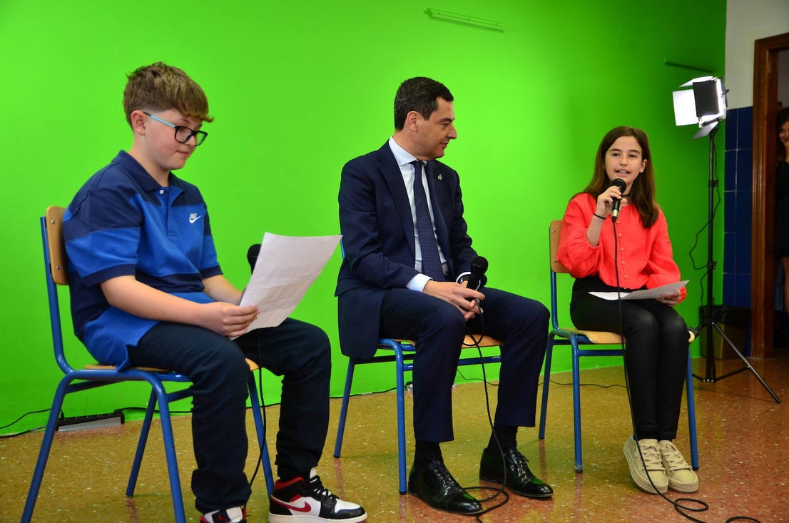 Juanma Moreno visita el CEIP Mariana Pineda de Huétor Vega