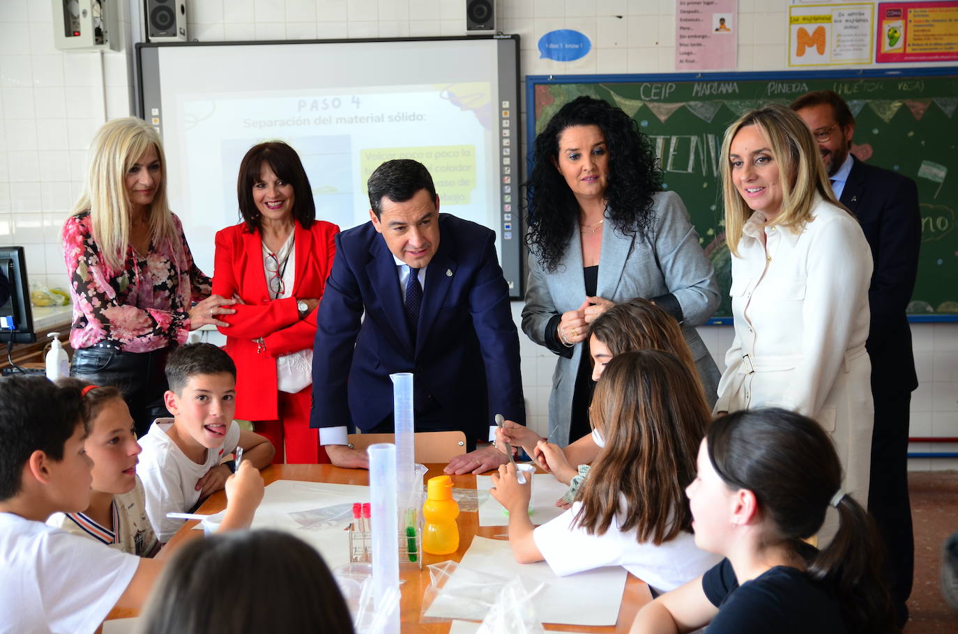 Juanma Moreno visita el CEIP Mariana Pineda de Huétor Vega