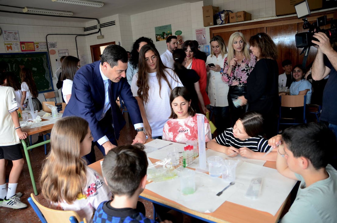Juanma Moreno visita el CEIP Mariana Pineda de Huétor Vega