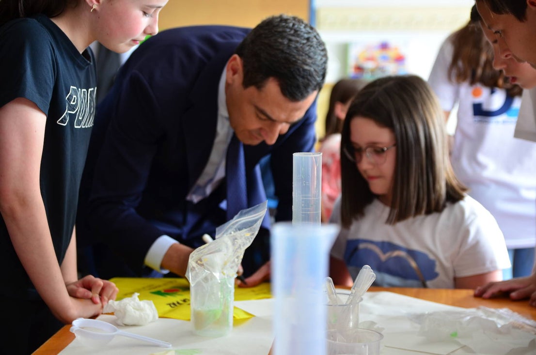 Juanma Moreno visita el CEIP Mariana Pineda de Huétor Vega