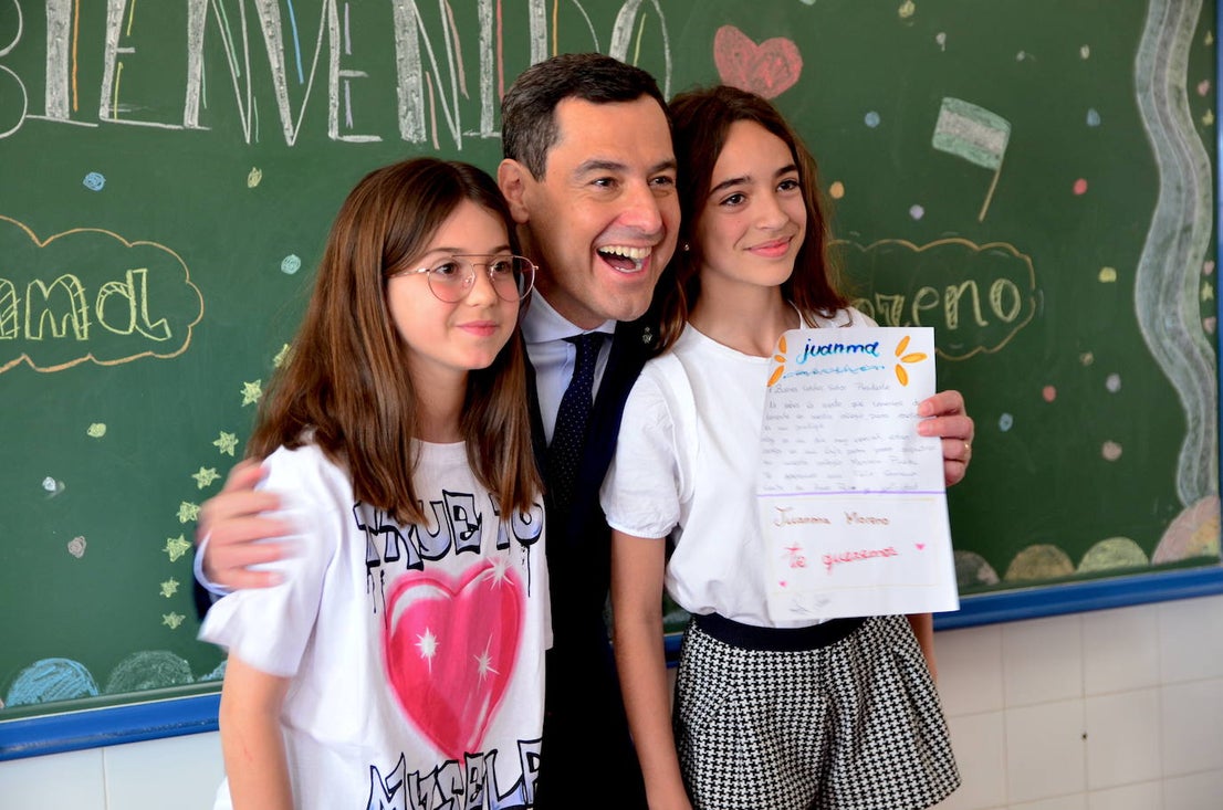 Juanma Moreno visita el CEIP Mariana Pineda de Huétor Vega
