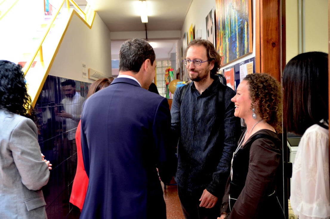 Juanma Moreno visita el CEIP Mariana Pineda de Huétor Vega