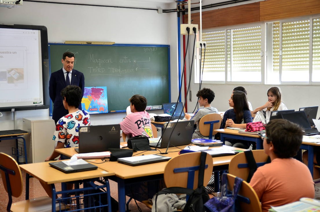 Juanma Moreno visita el CEIP Mariana Pineda de Huétor Vega