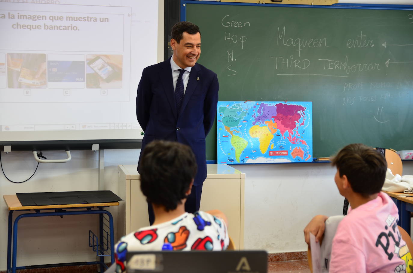 Juanma Moreno visita el CEIP Mariana Pineda de Huétor Vega