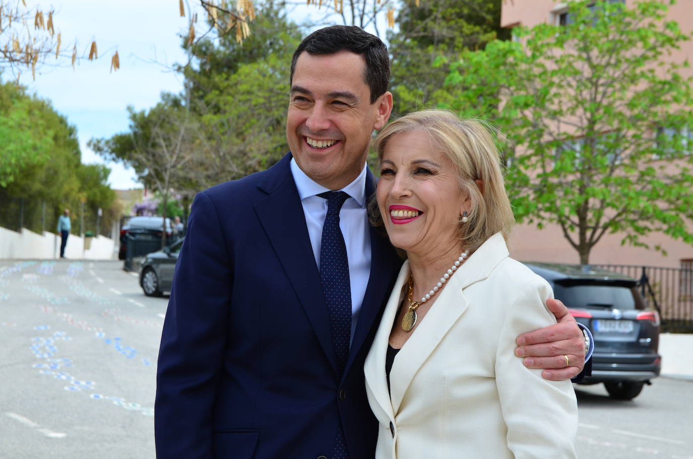 Juanma Moreno visita el CEIP Mariana Pineda de Huétor Vega
