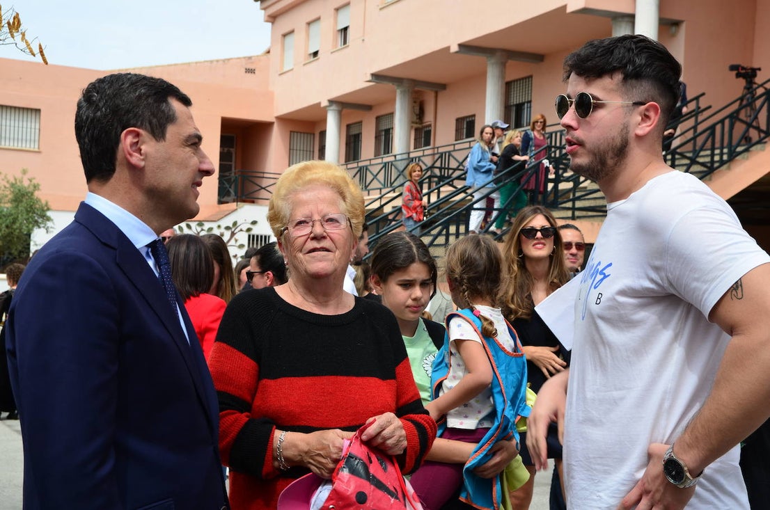 Juanma Moreno visita el CEIP Mariana Pineda de Huétor Vega