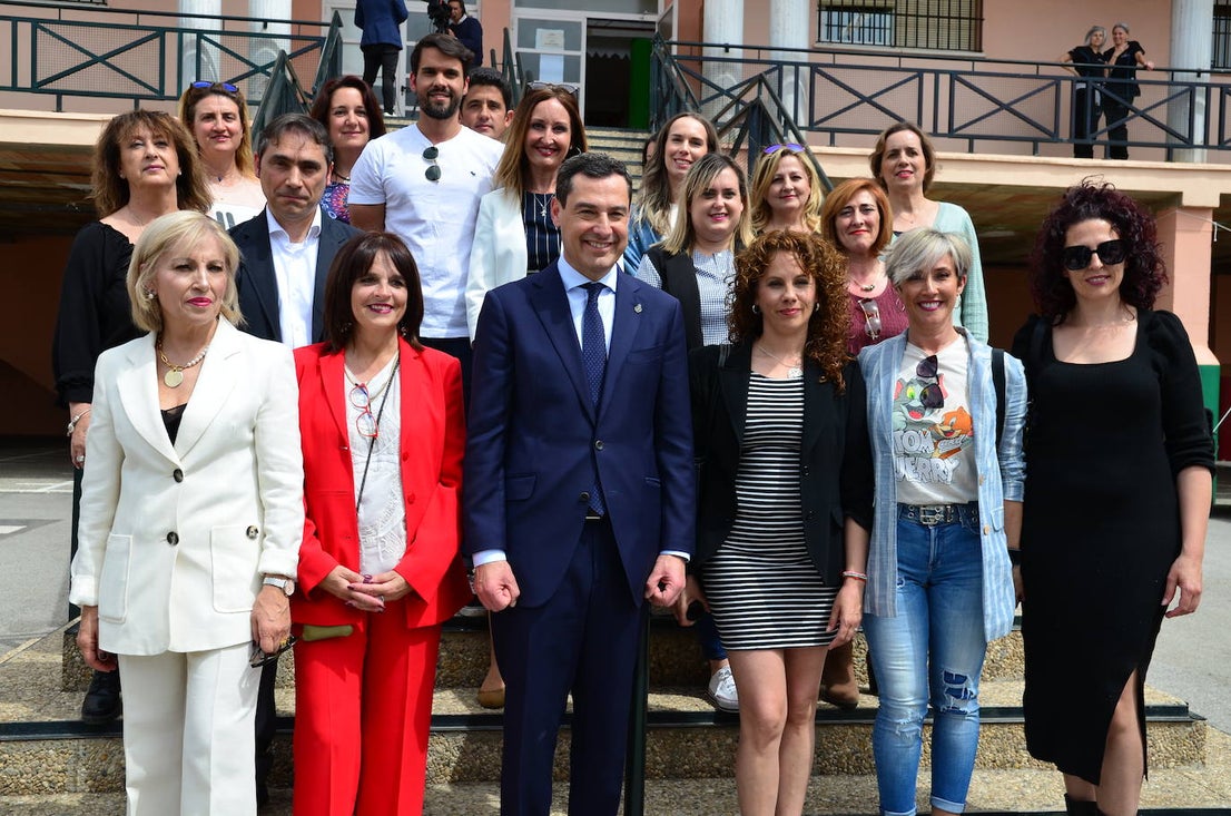 Juanma Moreno visita el CEIP Mariana Pineda de Huétor Vega