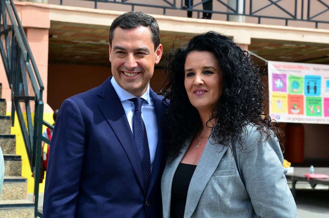 Juanma Moreno visita el CEIP Mariana Pineda de Huétor Vega