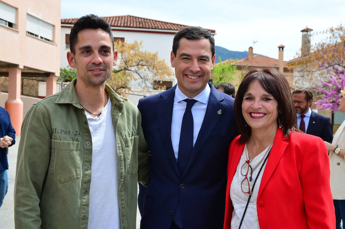 Juanma Moreno visita el CEIP Mariana Pineda de Huétor Vega
