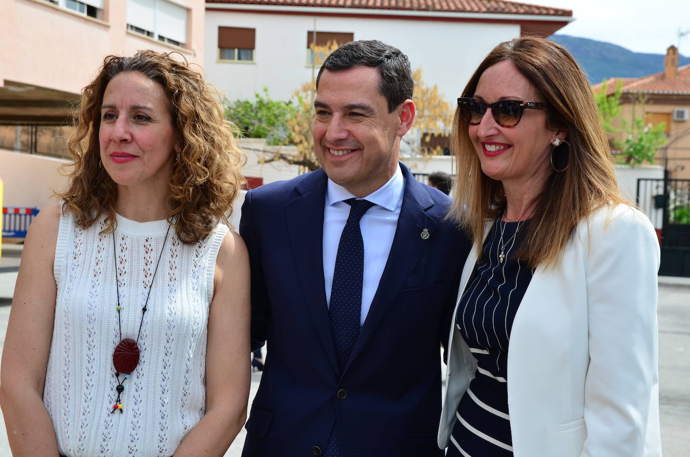Juanma Moreno visita el CEIP Mariana Pineda de Huétor Vega