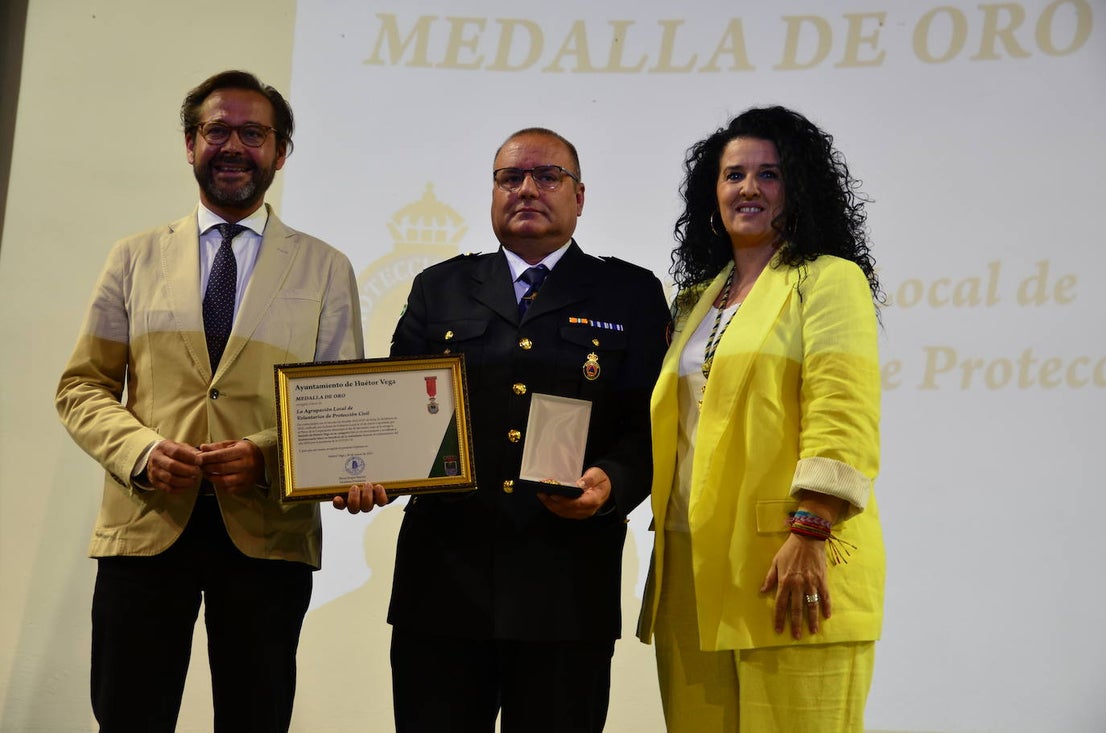 Protección Civil recibe la Medalla de Oro de Huétor Vega