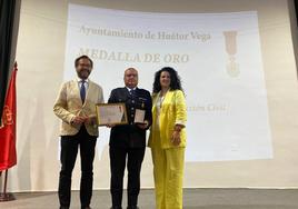 El delegado del Gobierno de la Junta y la alcaldesa de Huétor Vega, con el jefe de la Agrupación.