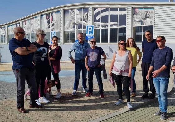 Miembros de IU Huétor Vega, delante de la piscina cubierta.