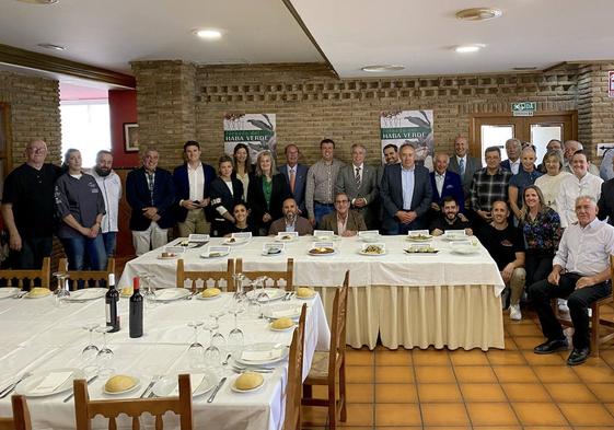 Participantes, organizadores y miembros del jurado del 'Concurso del haba verde'.