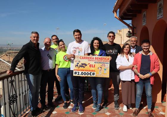 Momento de la entrega del cheque, de 2.000 euros, en el Ayuntamiento de Huétor Vega.