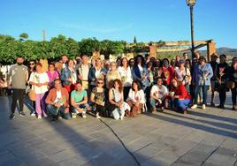 Todos los participantes de la lectura colectiva, en la Plaza de la Cañadilla.