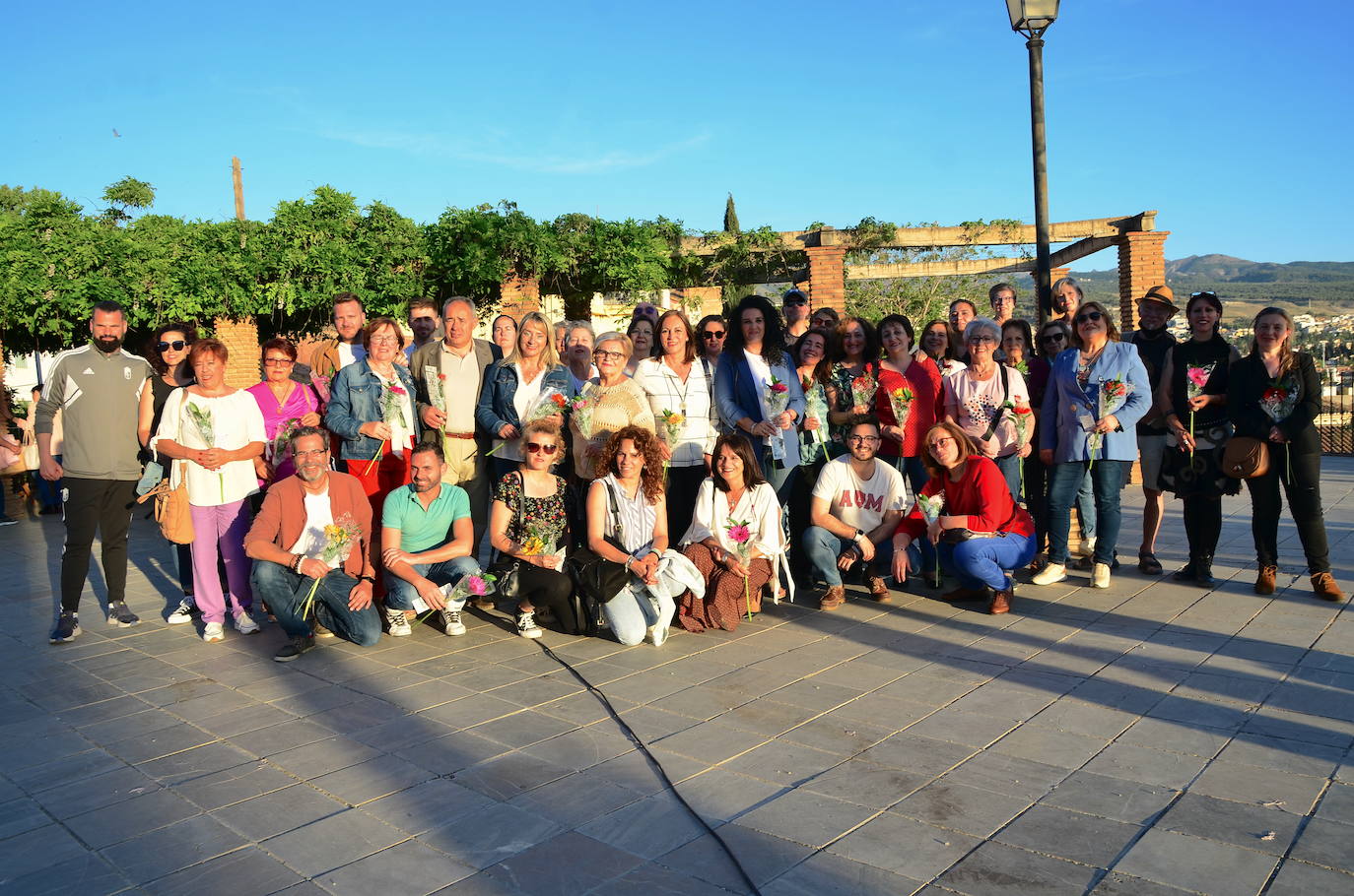 Todos los participantes de la lectura colectiva, en la Plaza de la Cañadilla.