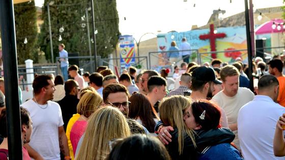 Estas son las cruces que se reparten estos días por Huétor Vega