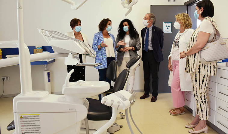 La consejera de Salud visita las áreas de Odontología y Radiodiagnóstico de Huétor Vega