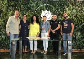 Representantes del Ayuntamiento, el Centro de Información a la Mujer, uno de los establecimientos adheridos y Policía Local.