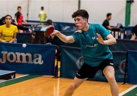 El palista de Huétor Vega Hugo Urquízar tiene 16 años en la actualidad.