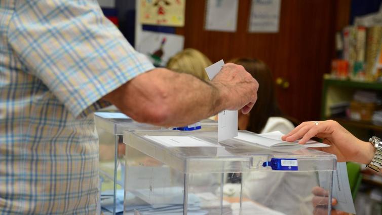 Huétor Vega ofrece un servicio de traslado para que las personas con movilidad reducida puedan votar