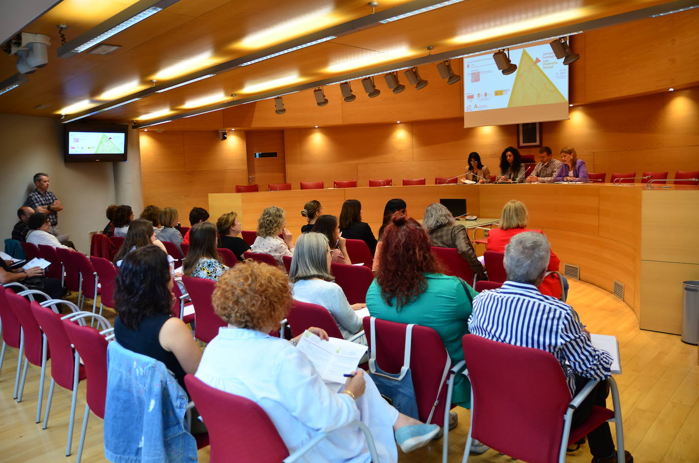 Profesionales de distintos ámbitos, en el salón plenario de Huétor Vega.