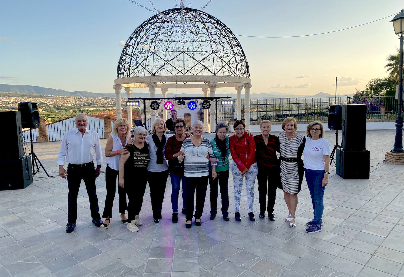 Los mayores de Huétor Vega bailan en la Plaza de la Cañadilla