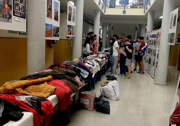 El instituto de Huétor Vega organiza un mercadillo de ropa de segunda mano